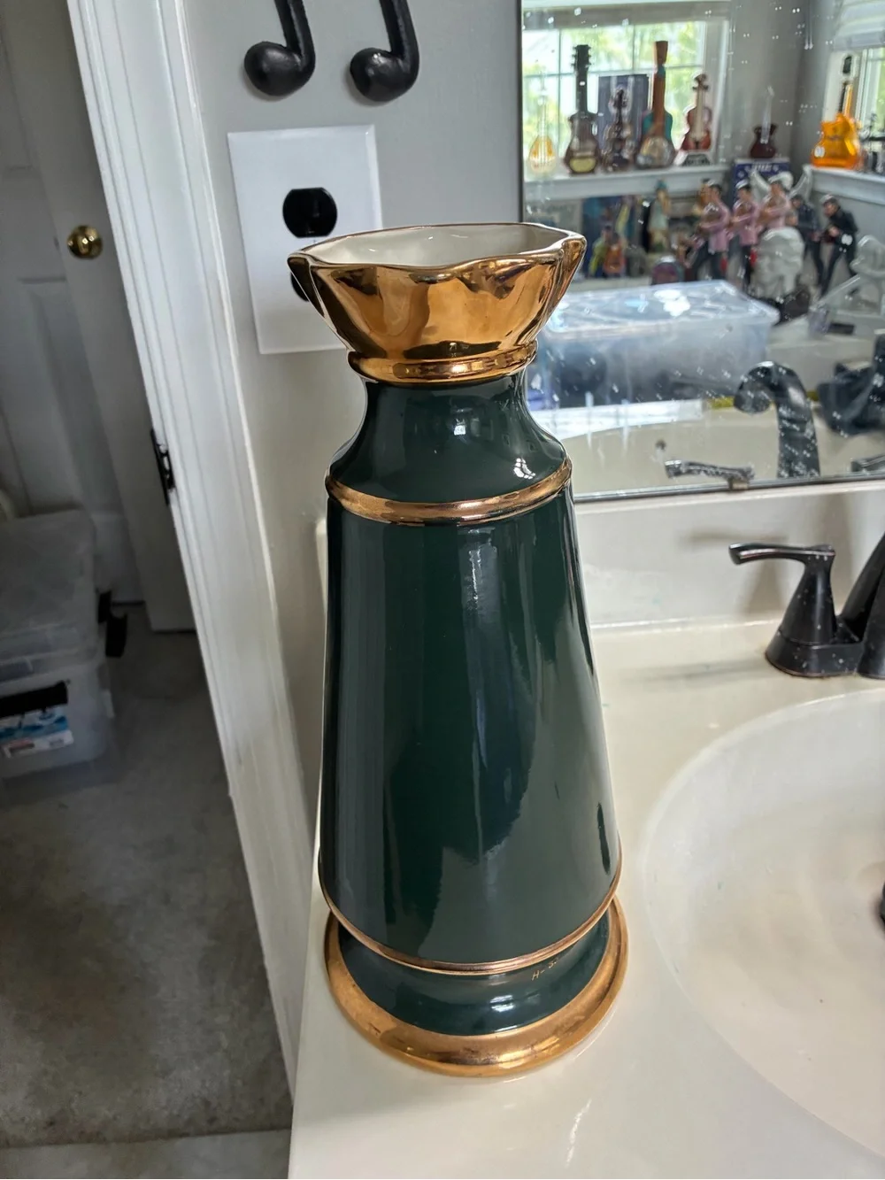 1978 vintage James B. Beam ceramic vase featuring a cottontail rabbit scene